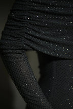 Robe longue longue à épaules dénudées, paillettes scintillantes et manches longues, en tissu fluide pour les soirées élégantes.