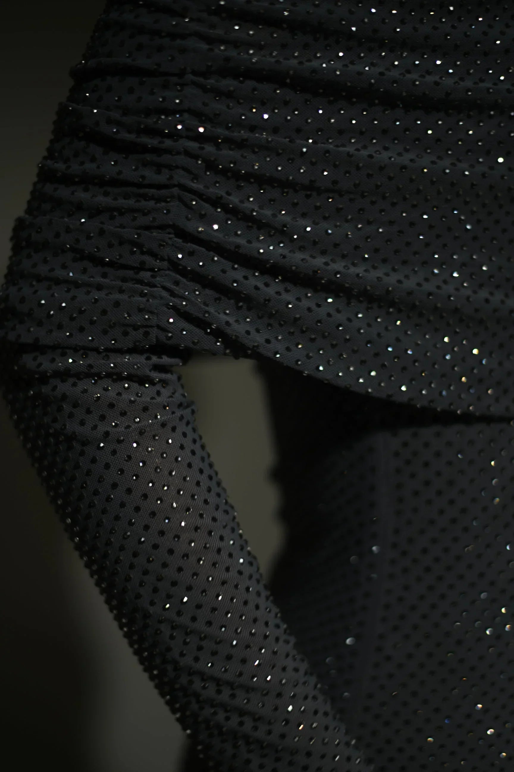 Robe longue longue à épaules dénudées, paillettes scintillantes et manches longues, en tissu fluide pour les soirées élégantes.