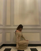 Robe longue longue à épaules dénudées, en tissu scintillant, avec manches longues et détails en paillettes pour une soirée…