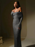 Robe longue longue en satin, épaules dénudées, manches longues, ornée de détails brillants pour un look élégant.