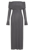 Robe longue scintillante en tissu doux, épaules dénudées, manches longues, ornée de détails brillants et d'un cut flatteur.