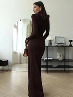 Robe maxi marron femme, col roulé, manches longues, en tissu doux pour un confort optimal.