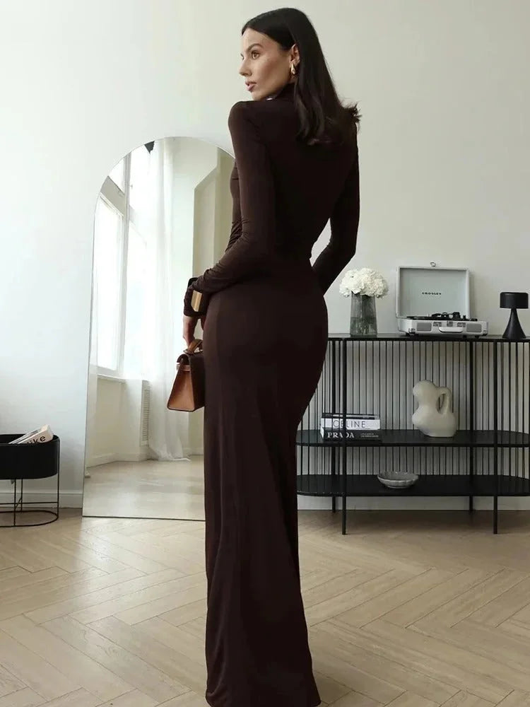 Robe maxi marron femme, col roulé, manches longues, en tissu doux pour un confort optimal.