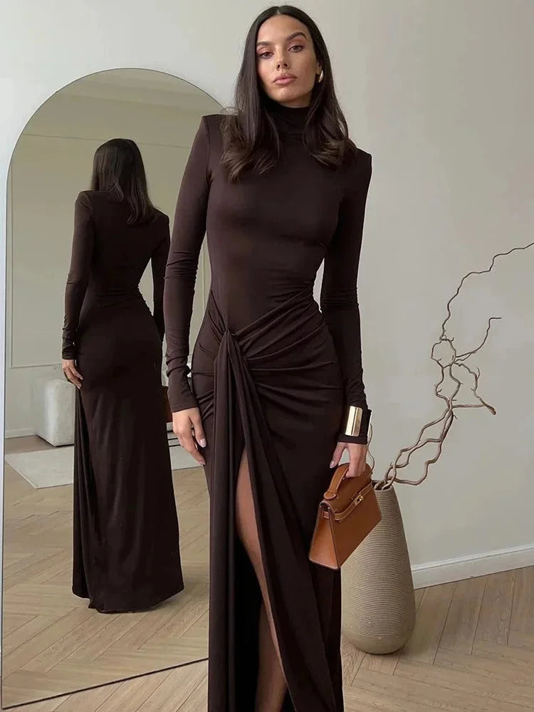 Robe maxi marron femme avec col roulé, manches longues et tissu fluide, parfaite pour un look décontracté.