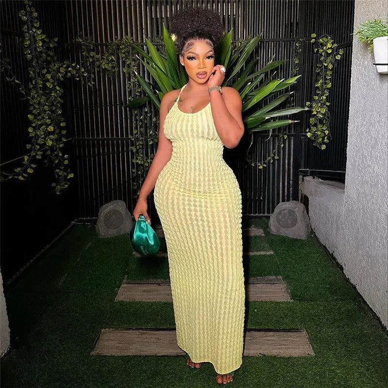 Robe longue moulante en dentelle sans manches, décolleté dos nu, disponible en plusieurs couleurs. Idéale pour soirées…