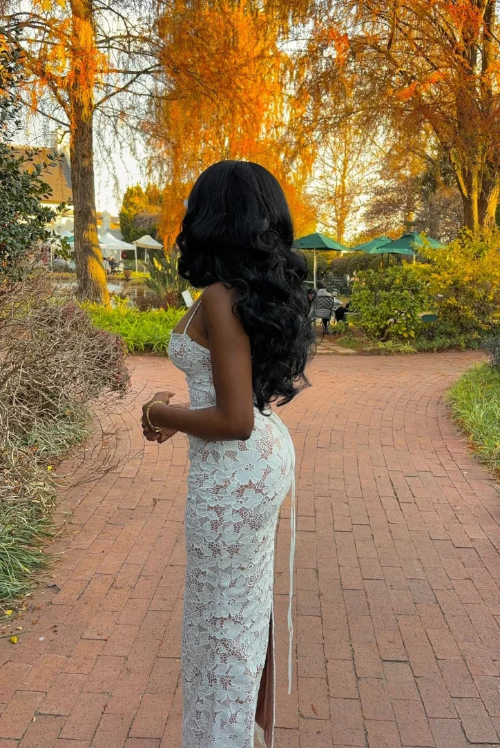 Robe longue en dentelle blanche avec bretelles fines et col en cœur, idéale pour un mariage d'été en tant qu'invitée.