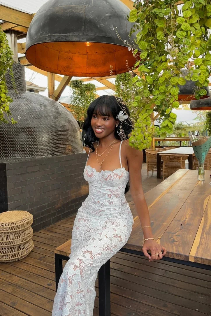 Robe longue en dentelle blanche, bretelles fines, col cœur, parfaite pour les événements estivaux et les mariages.