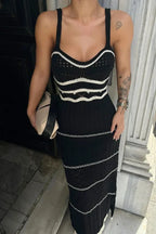 Robe longue écrue en maille, détails ajourés et lanières larges, idéale pour les soirées d'été.