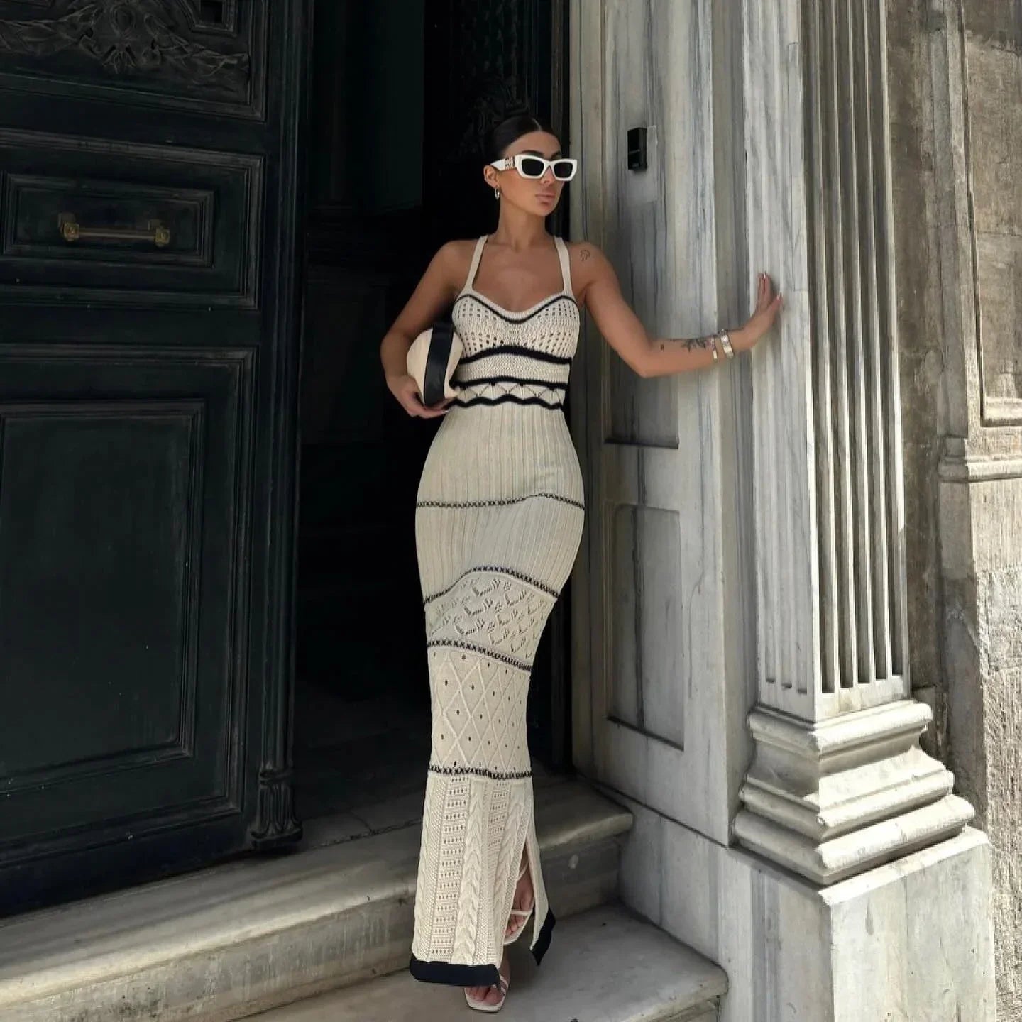 Robe longue écrue en maille, moulante, avec détails ajourés et lanières larges, idéale pour les soirées d'été.