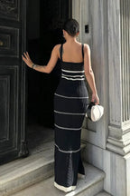 Robe longue en maille écrue, moulante avec détails ajourés et lanières larges, idéale pour les soirées d'été.