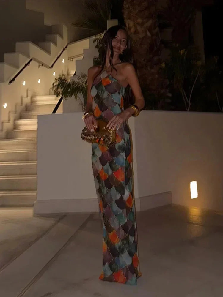 Robe longue multicolore avec col halter, motif écaille, en tissu léger et fluide, idéale pour des soirées estivales.