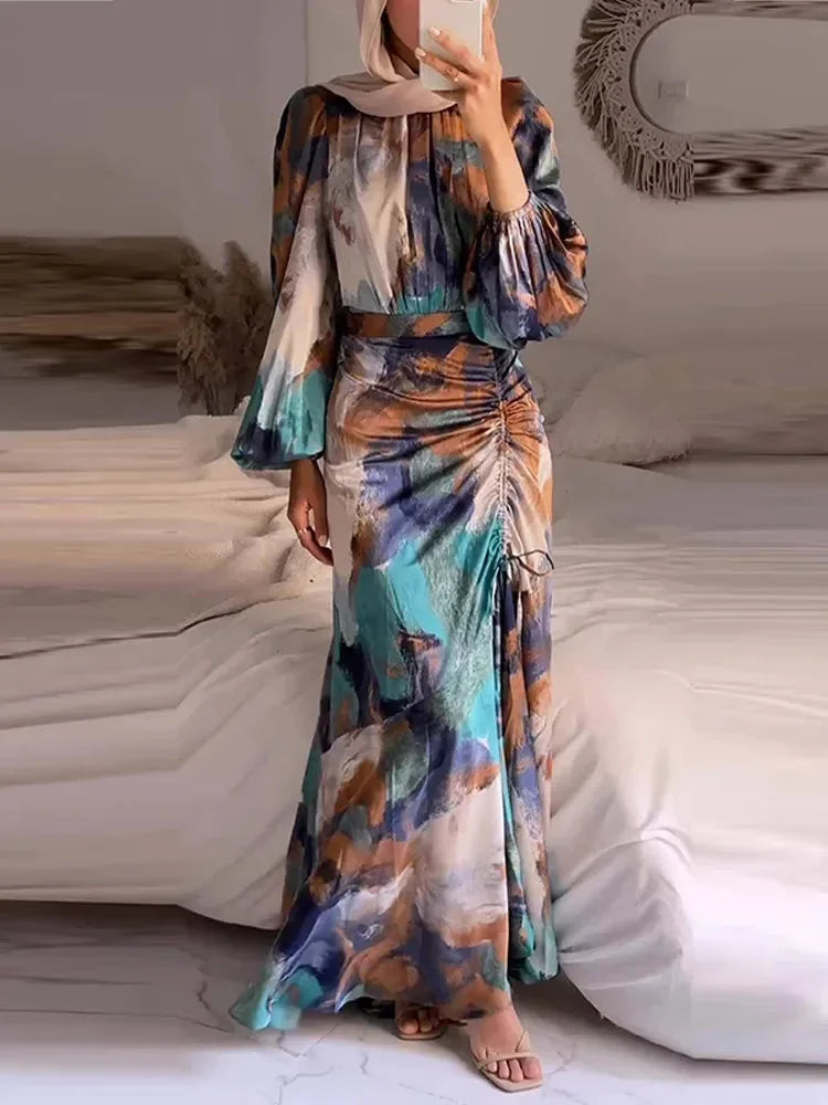 Robe longue multicolore plissée, manches longues, avec fronces et tissu léger, idéale pour les soirées.