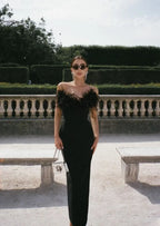 Robe longue noire sans bretelles en tissu léger, ornée de bordures en plumes pour un look élégant lors des soirées.