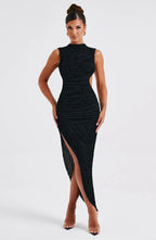 Robe longue noire sans manches en tissu texturé, coupe ajustée avec fente latérale, idéale pour les soirées élégantes.