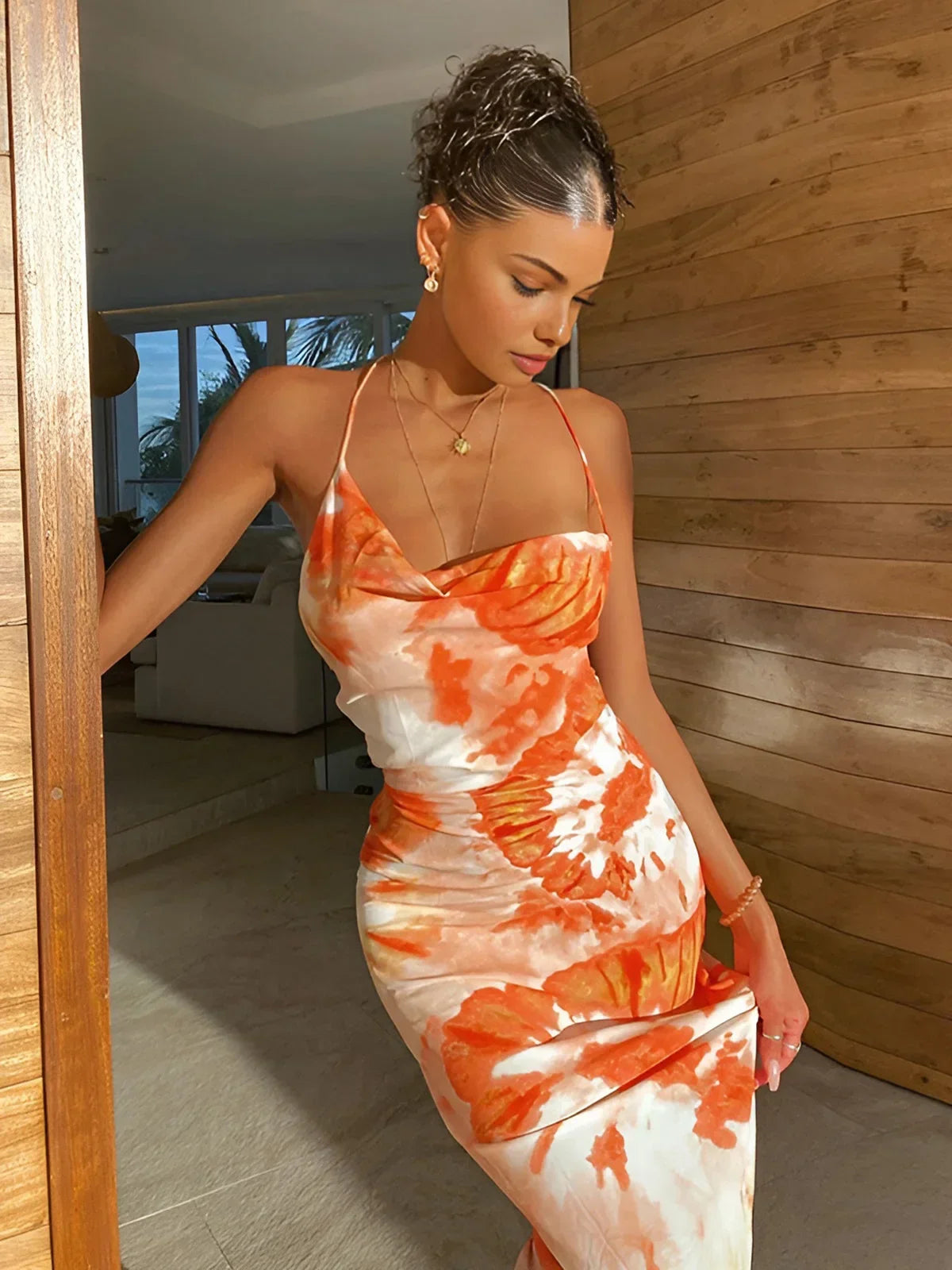 Robe longue orange fleurie sans manches en coton léger, parfaite pour l'été avec un design floral et une coupe fluide.