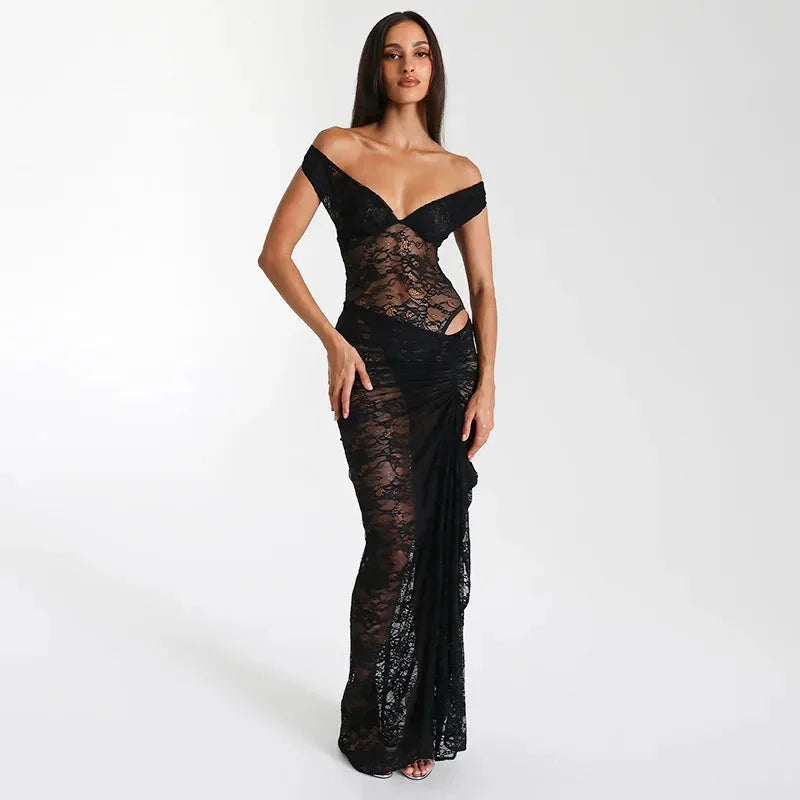 Robe longue à épaules dénudées, en tissu léger avec détail en dentelle sur le décolleté et la jupe. Parfaite pour les soirées.