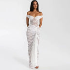 Robe longue avec épaules dénudées, détail en dentelle, tissu fluide et élégant, idéale pour les soirées.