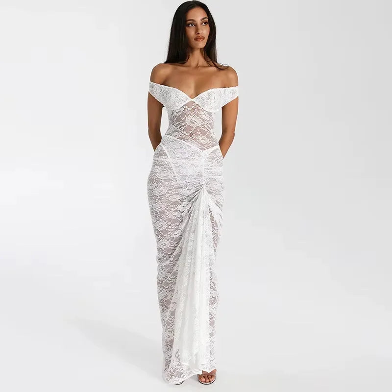 Robe longue avec épaules dénudées, détail en dentelle, tissu fluide et élégant, idéale pour les soirées.