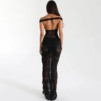 Robe longue à épaules dénudées, en satin avec détail en dentelle, parfaite pour des soirées élégantes.