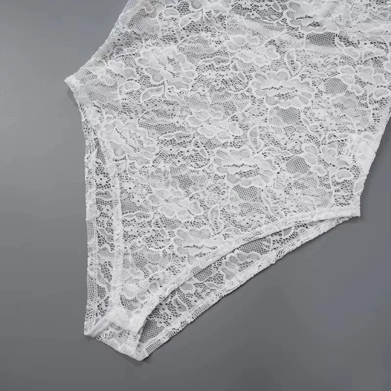 Robe longue avec épaules dénudées et détail dentelle, en tissu léger, parfaite pour les soirées et occasions spéciales.