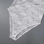 Robe longue avec épaules dénudées et détail dentelle, en tissu léger, parfaite pour les soirées et occasions spéciales.