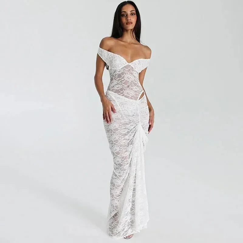 Robe longue noire à épaules dénudées, dentelle délicate, idéale pour les soirées élégantes ou les occasions spéciales.