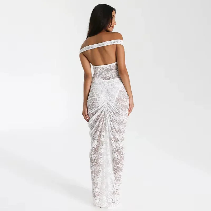 Robe longue avec épaules dénudées, détail en dentelle, idéale pour soirées, en tissu léger et fluide.