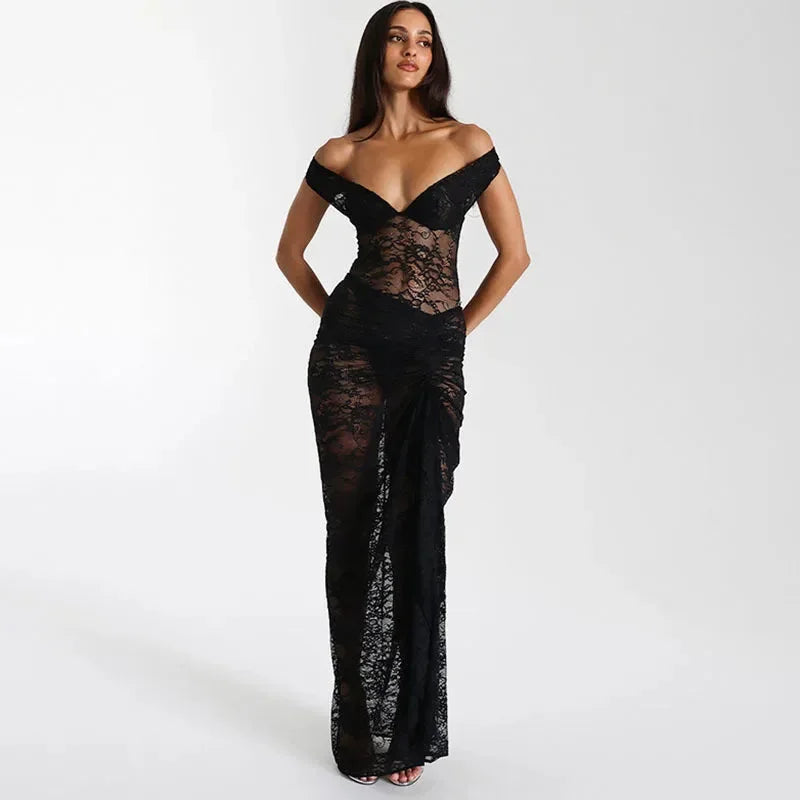 Robe longue bleu, épaules dénudées, dentelle délicate, silhouette fluide, idéale pour des occasions spéciales.