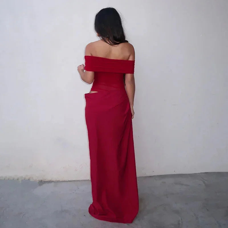 Robe longue fluide à épaules dénudées, froncée avec découpe à la taille, parfaite pour les occasions décontractées.