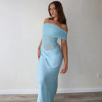 Robe longue fluide avec épaules dénudées, taille froncée, et découpe, idéale pour un look élégant et décontracté.