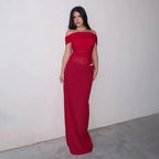 Robe longue fluide avec épaules dénudées, taille froncée et découpe, idéale pour un look élégant et décontracté.