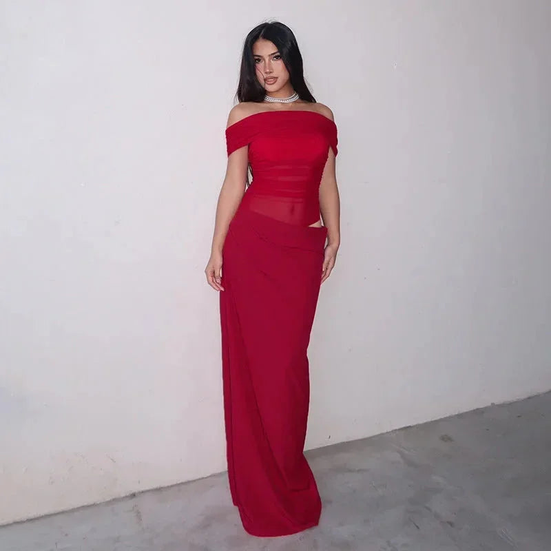 Robe longue fluide avec épaules dénudées, taille froncée et découpe, idéale pour un look élégant et décontracté.