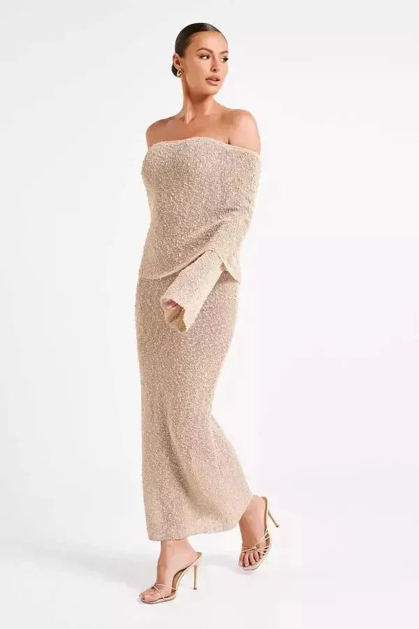 Robe longue à épaules dénudées, manches longues, en tissu texturé pour une silhouette fluide et élégante.