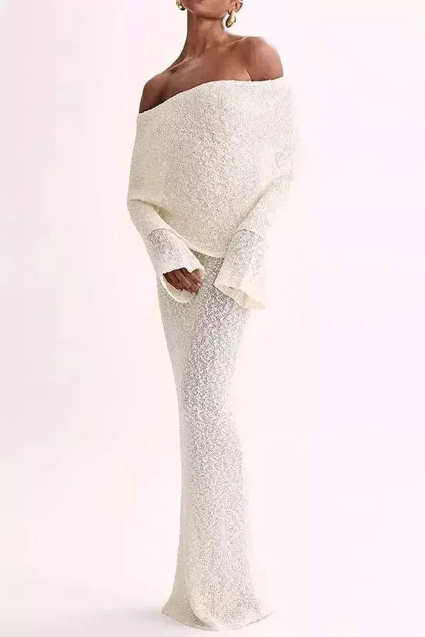 Robe longue à épaules dénudées en tissu texturé, avec manches longues et coupe fluide, idéale pour les occasions décontractées.