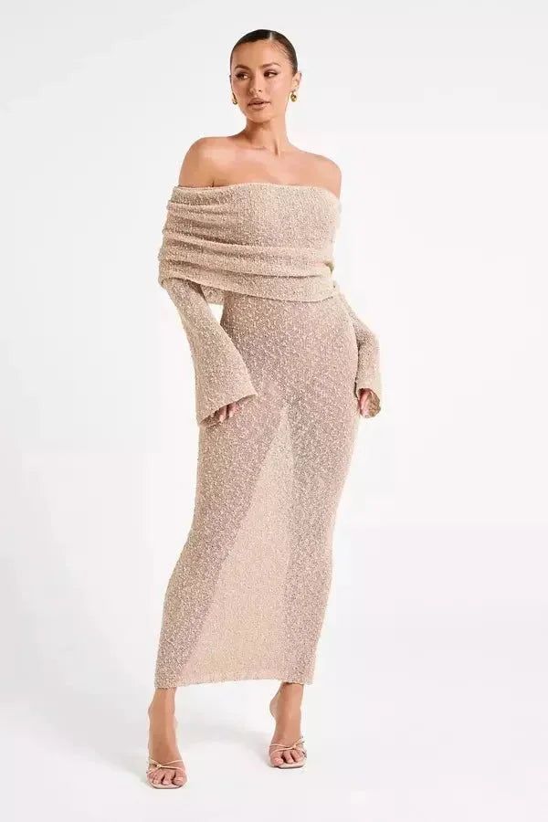 Robe longue à épaules dénudées, manches longues, en tissu texturé avec une silhouette fluide pour un style décontracté.