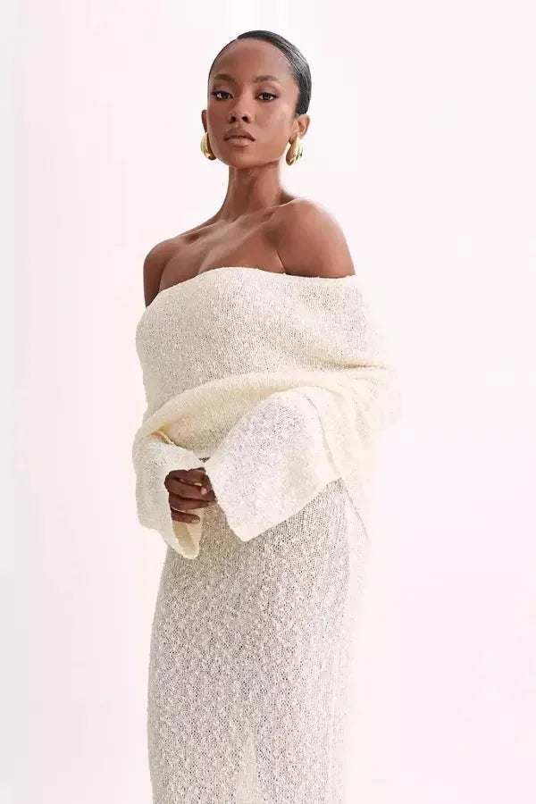 Robe longue avec épaules dénudées, manches longues, en tissu texturé, idéale pour une silhouette élégante et décontractée.