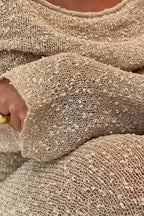 Robe longue à épaules dénudées, manches longues, en tissu texturé, parfaite pour les occasions spéciales.