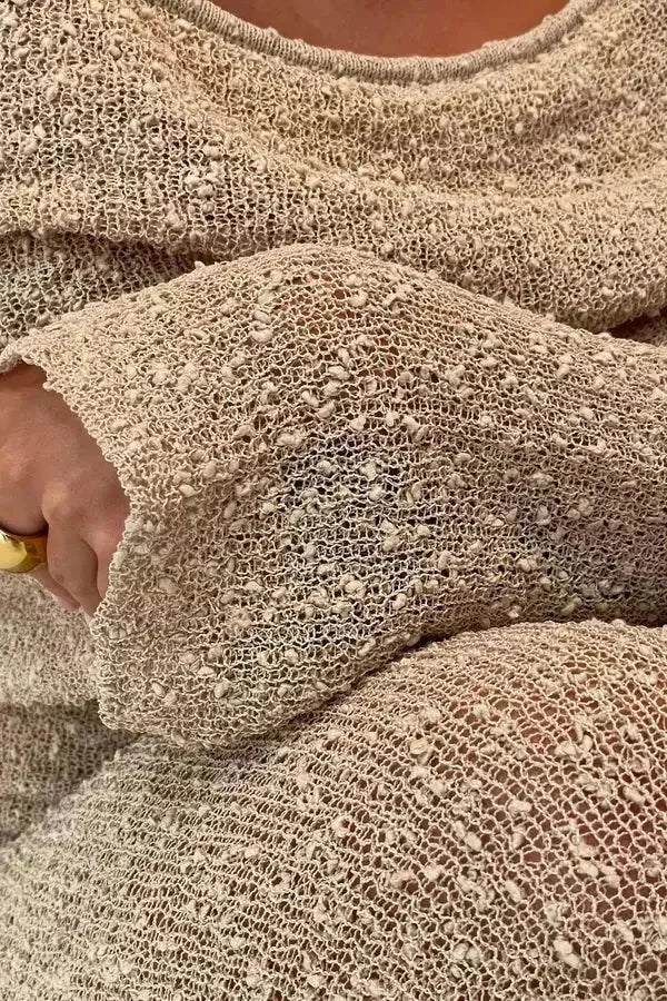 Robe longue à épaules dénudées, manches longues, en tissu texturé, parfaite pour les occasions spéciales.