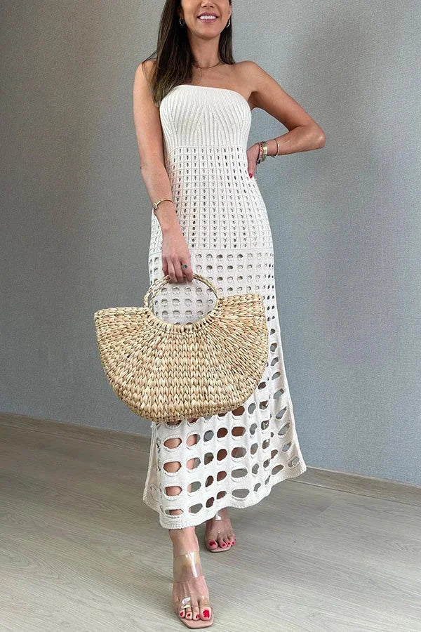 Robe longue en tricot ajouré, épaules dénudées, parfaite pour l'été, offrant une coupe fluide et respirante.