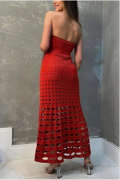 Robe longue en tricot ajouré avec épaules dénudées, parfaite pour l'été. Design fluide et léger pour un confort optimal.