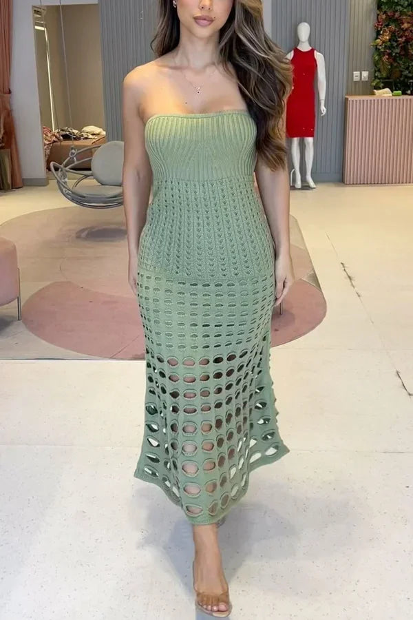 Robe longue en tricot ajouré, épaules dénudées, idéale pour l'été, avec un design fluide et léger.