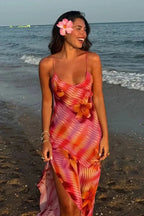 Robe longue plage fluide en matière légère, imprimé tropical coloré, bretelles fines pour un style estival décontracté.