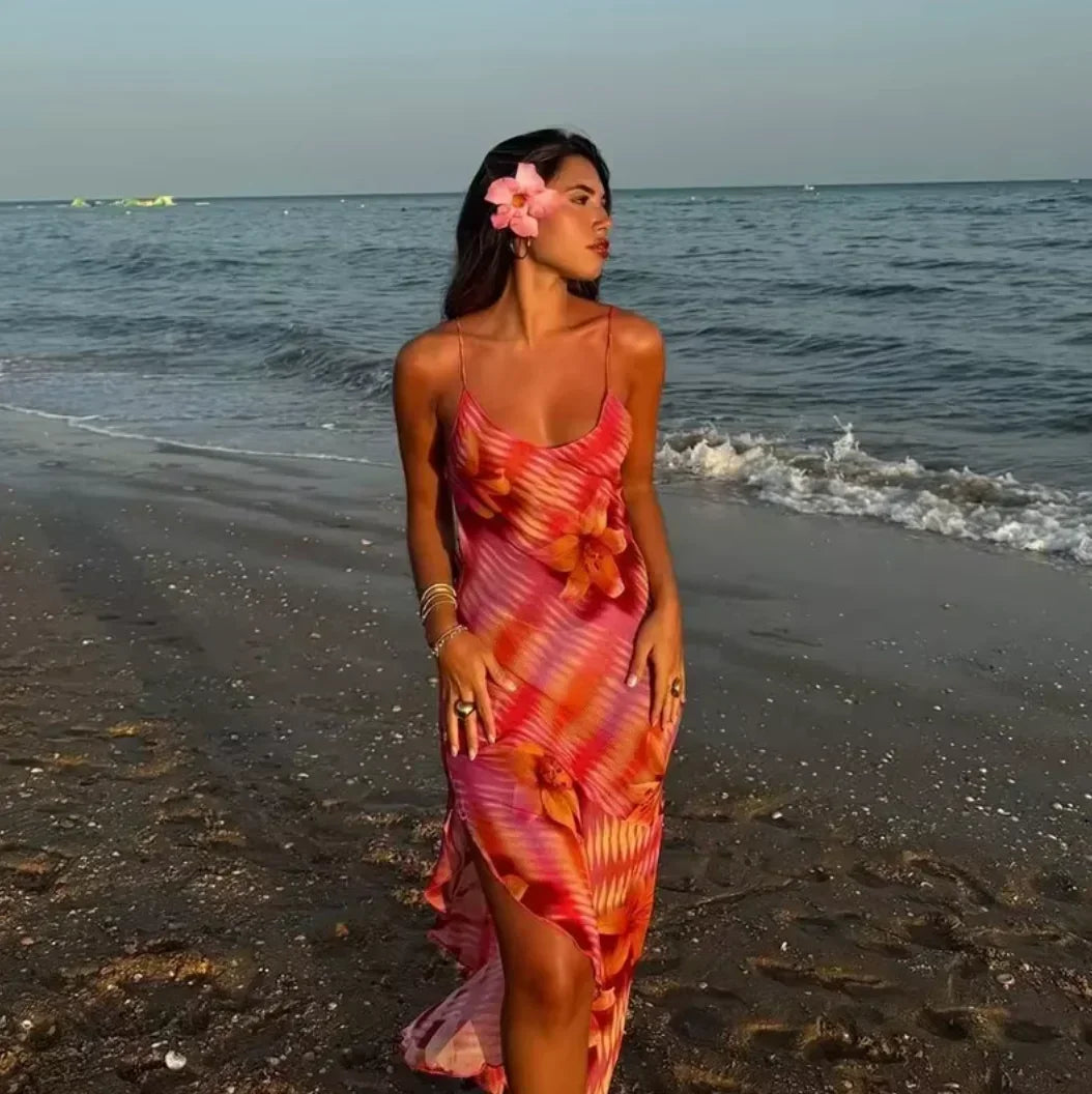 Robe longue fluide à imprimé tropical, bretelles fines, idéale pour la plage et l'été, en tissu léger et confortable.