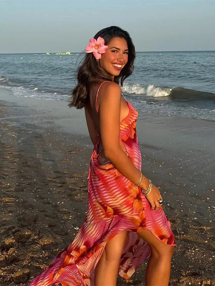 Robe longue plage fluide en tissu léger, imprimé tropical coloré, avec bretelles fines pour un look estival décontracté.