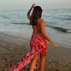 Robe longue fluide avec imprimé tropical, bretelles fines et matière légère, idéale pour la plage en été.