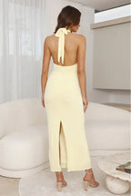 Robe longue jaune citron à plis, col licou, fluide, idéale pour les soirées estivales. Matière légère et confortable.