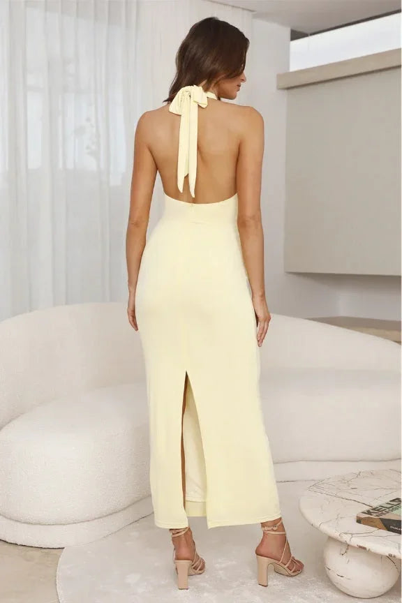 Robe longue jaune citron à plis, col licou, fluide, idéale pour les soirées estivales. Matière légère et confortable.