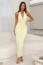 Robe longue à plis jaune citron, col licou, coupe fluide, idéale pour les soirées d'été. Matière légère et confortable.