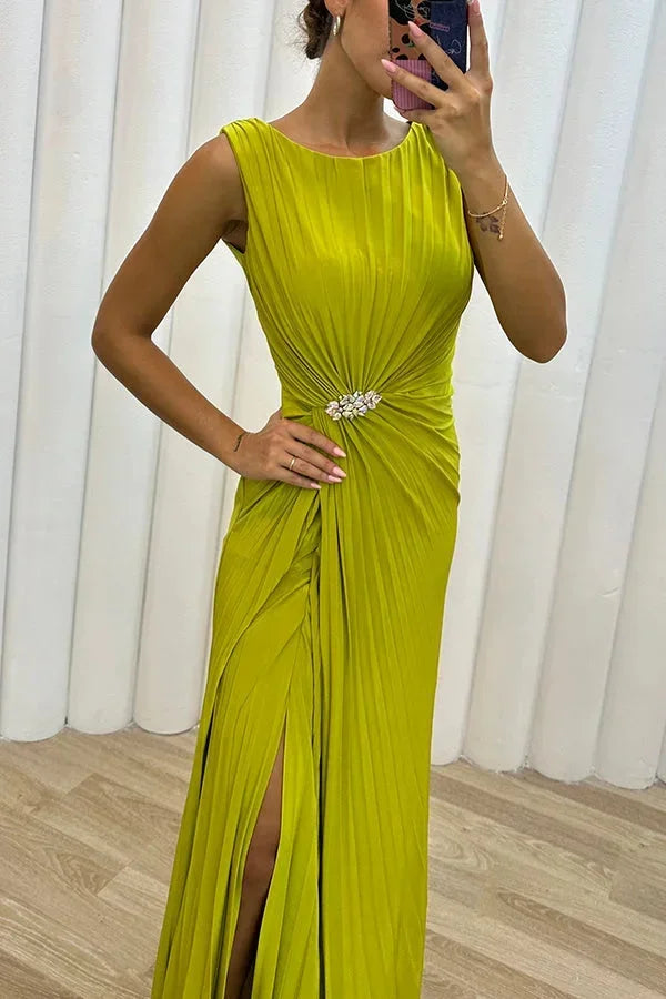 Robe longue plissée en polyester avec fente latérale et broche décorative, idéale pour les soirées élégantes.