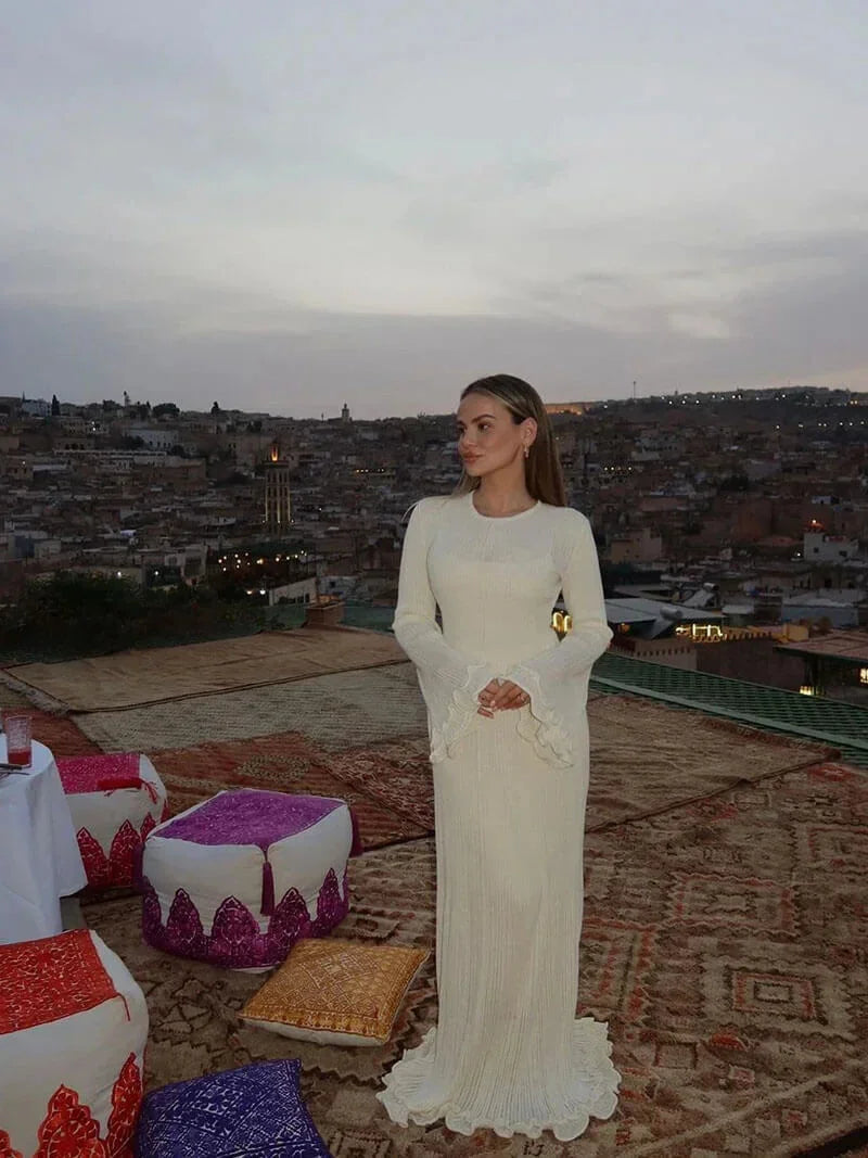 Robe longue plissée avec manches longues évasées, col rond, en tissu texturé pour une silhouette élégante lors des soirées.